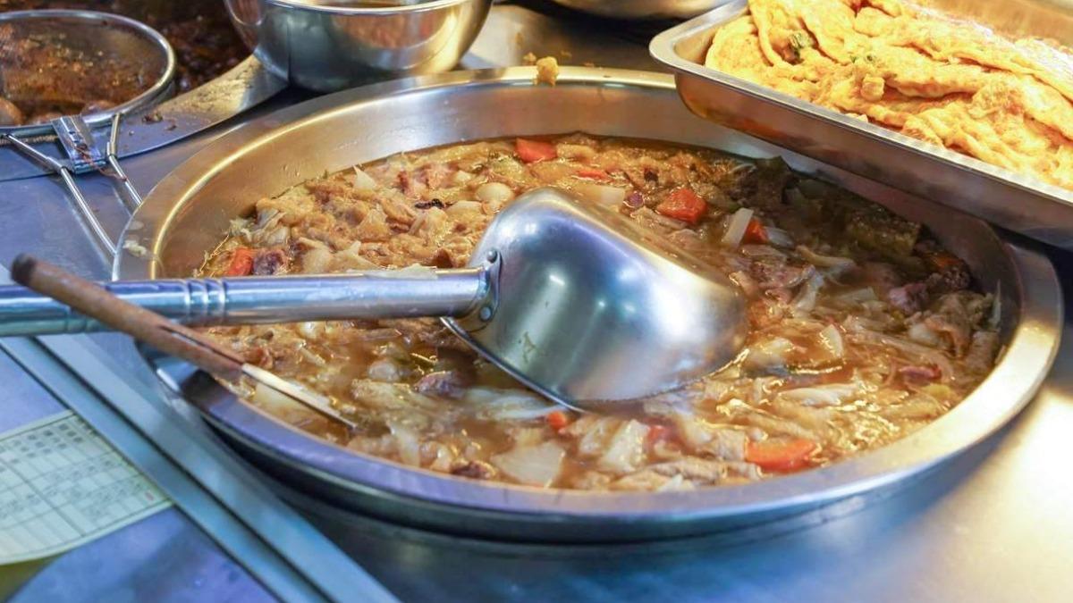 一大鍋菜尾湯相當吸睛,也是外帶很熱門的餐點喔!(圖/美食好芃友提供)