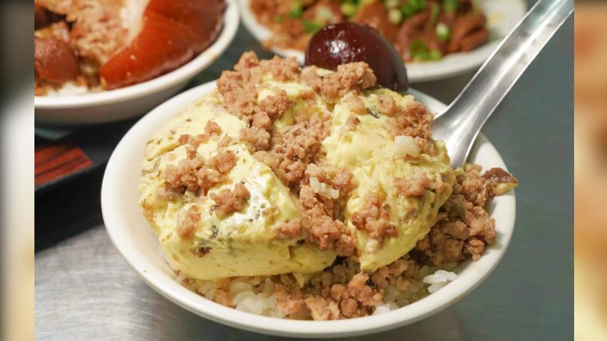 「蒸蛋飯」(60元)上頭的蒸蛋本身相當軟嫩,淋上肉燥也很畫龍點睛。(圖/美食好芃友提供)