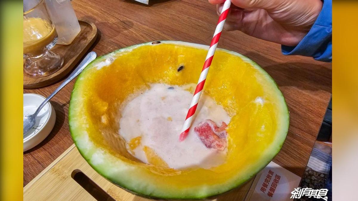 附上的吸管可以用來吸融化的冰酥跟西瓜汁，味道就像是西瓜牛奶！（圖／剎有其食提供）