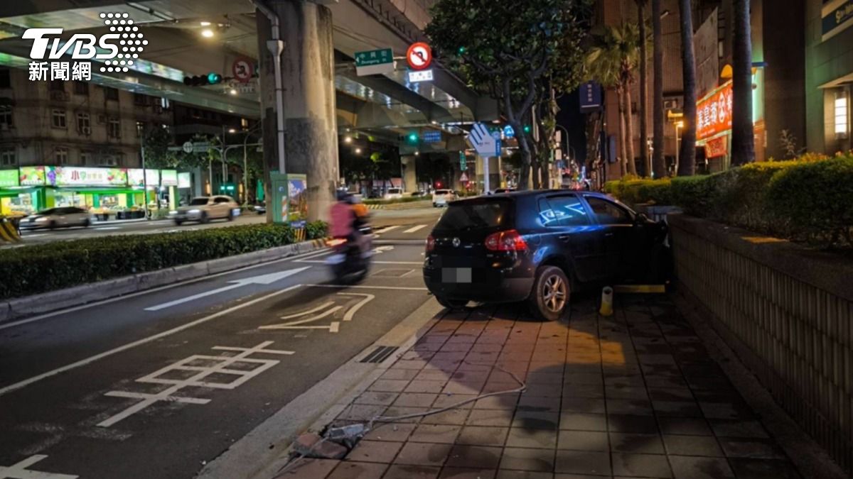 小轎車衝上人行道撞斷公車站牌。(圖/TVBS)
