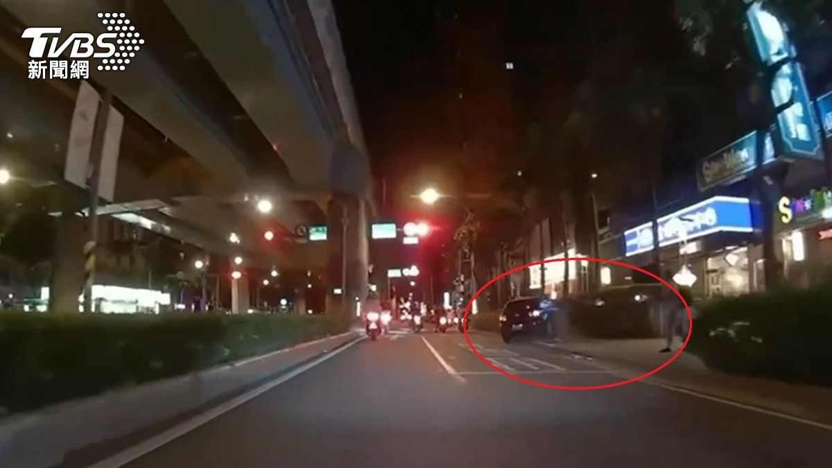 小轎車衝上人行道撞斷公車站牌,差點衝進連鎖賣場。(圖/TVBS)