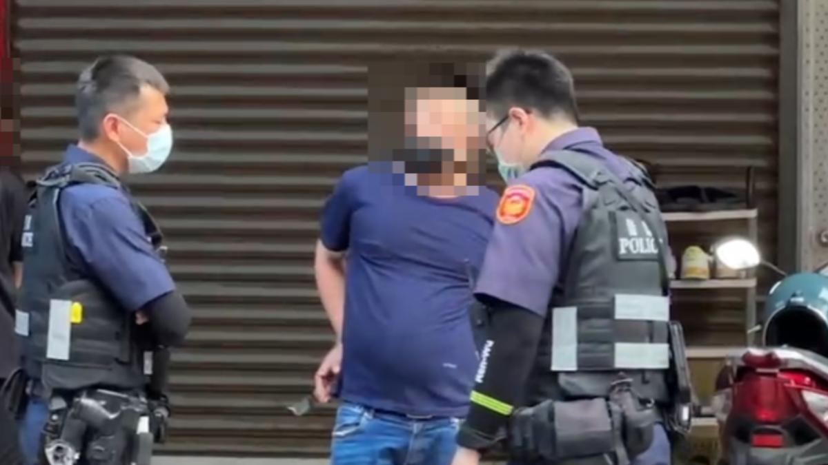 李男闖燈看見員警後竟加速狂飆逃逸。（圖／民眾提供）