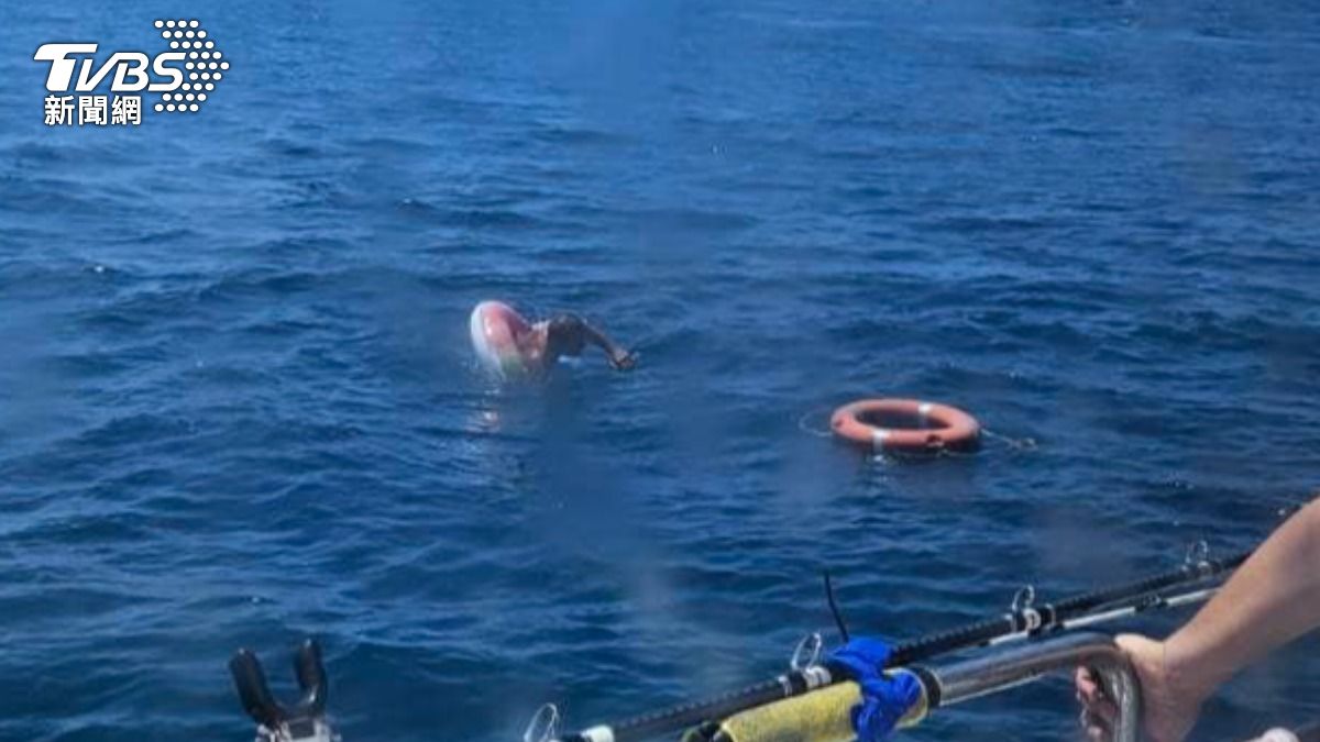 萬里男漂流在海上19小時奇蹟獲救。（圖／TVBS）