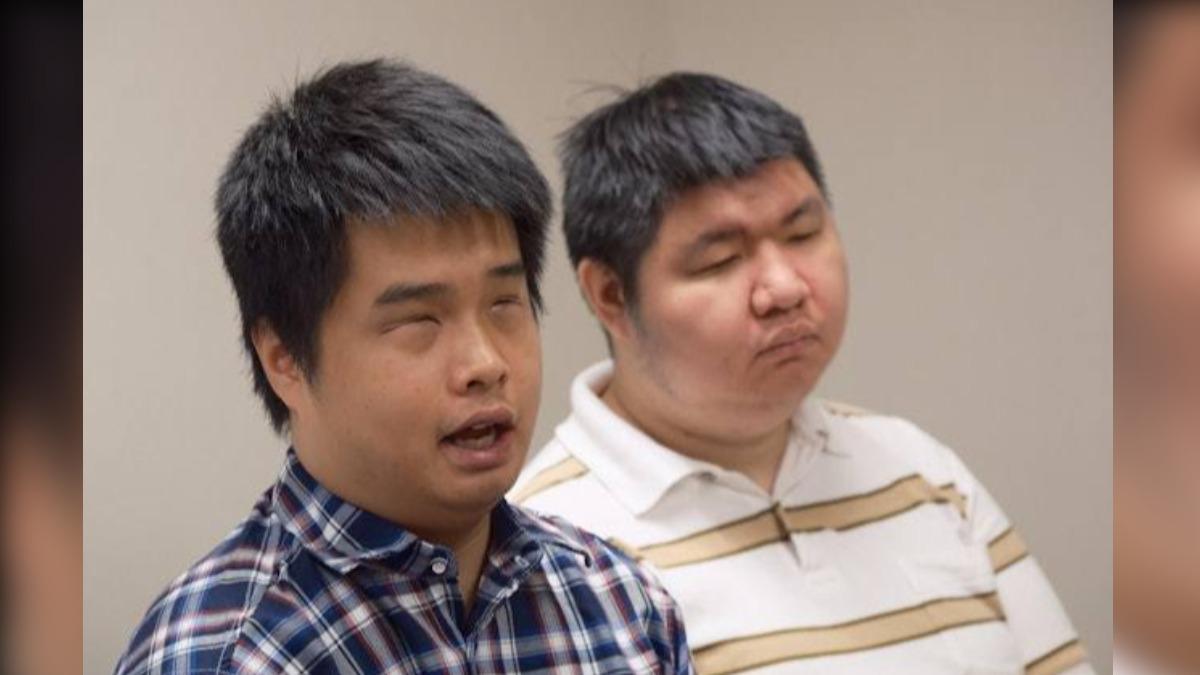 徐文俊(右)形容,在眾目睽睽下被帶落機,猶如被侮辱。(圖/香港01提供)