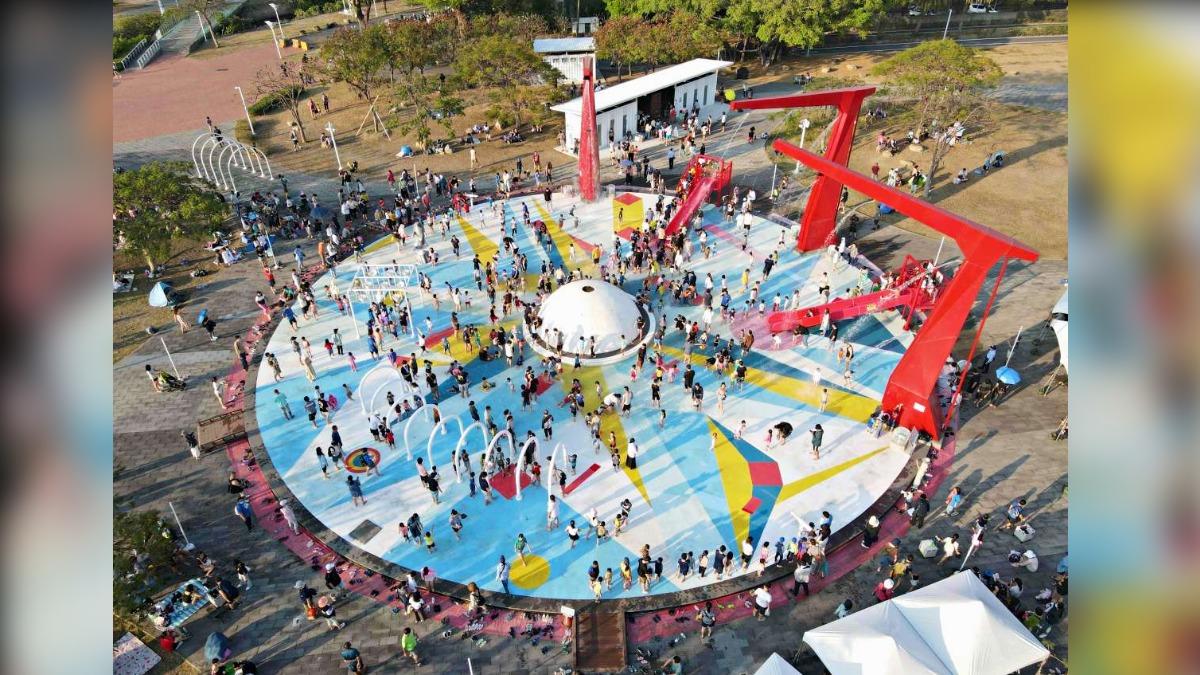 搭乘高雄輕軌至C8高雄展覽館站,步行1分鐘即可抵達「星光水岸公園」。(圖/高雄市政府提供)