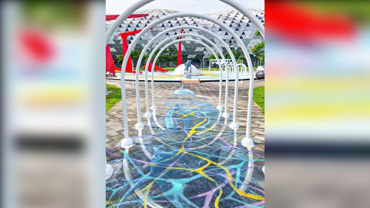 走進公園就可以看到宛如迎賓大門的造霧拱門,搭配地板的海豚彩繪超好看。(圖/跟著尼力吃喝玩樂提供)