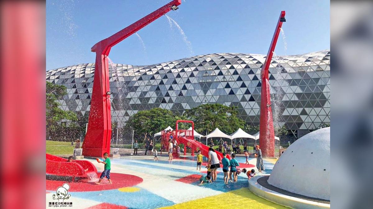 親水池旁的最大亮點,就是這座高雄港口吊臂造型噴水器,造型吸睛獨特。(圖/跟著尼力吃喝玩樂提供)