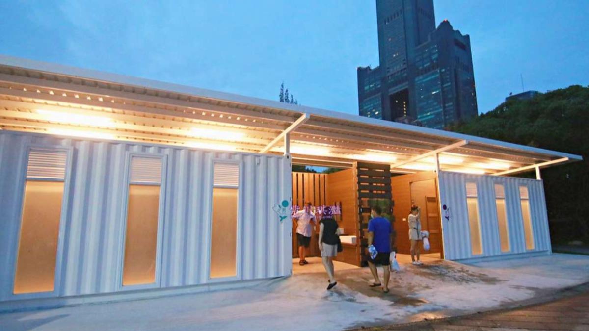 公園旁設有淋浴更衣見與廁所,玩水後可沖洗身體、更換衣物很方便。(圖/紫川琪灩提供)
