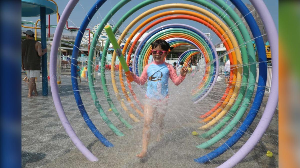 銅板價就可以爽玩水隧道、水柱、水霧等設施。(圖/兒童新樂園提供)