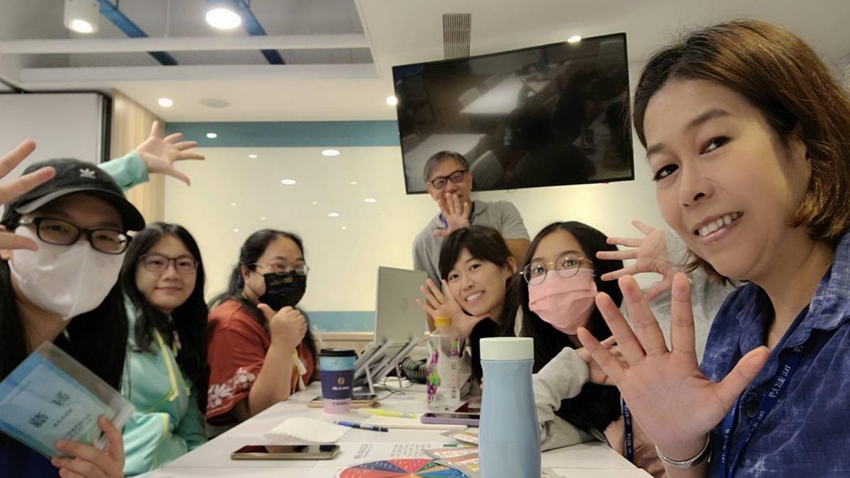 研習營學員運用第一天學到的AI工具，與建設性新聞學方法，僅用2小時即完成報導作品。(圖／淡江大學提供)