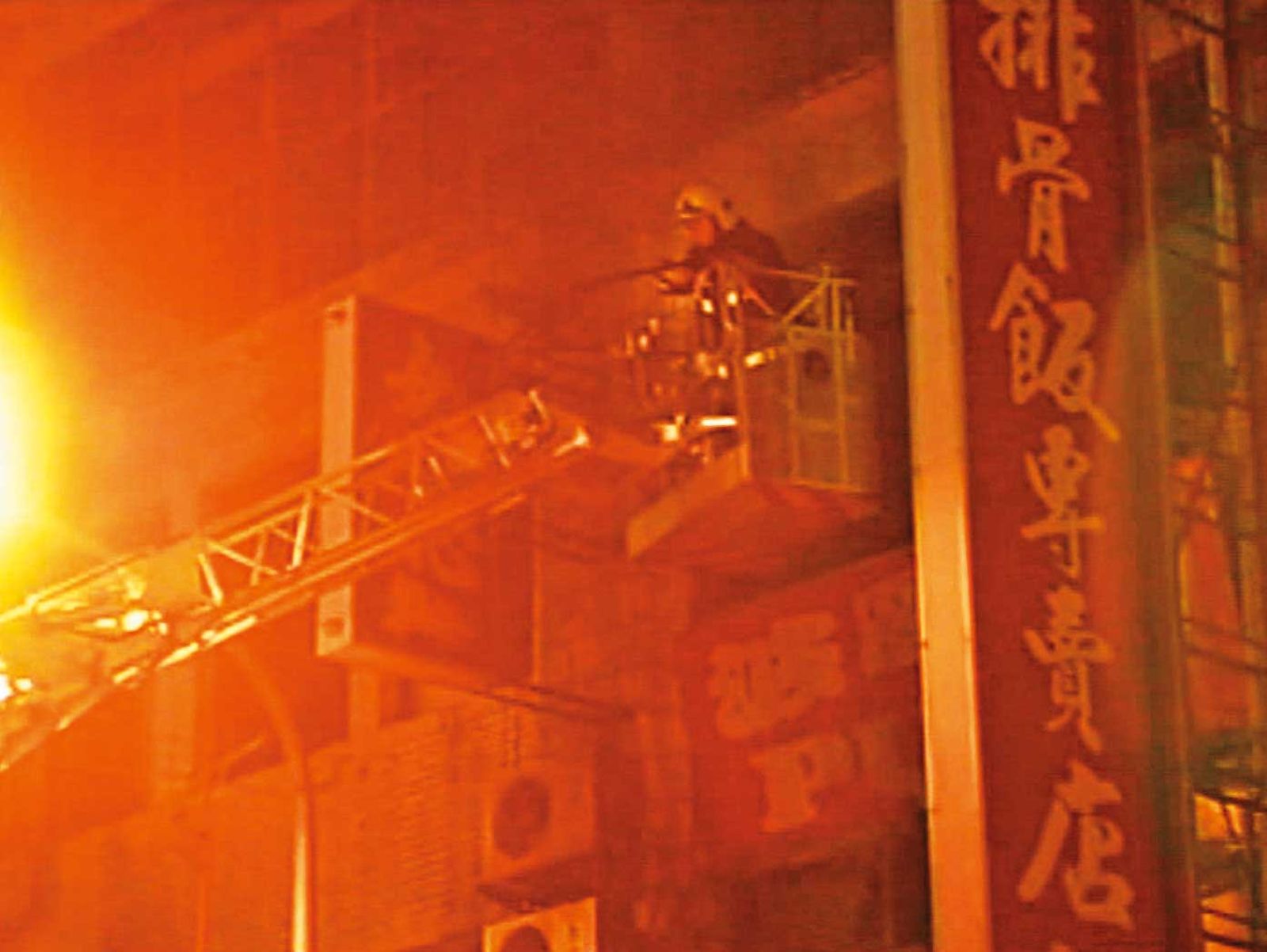卡拉OK店樓梯間遭縱火，火勢瞬間蔓延，消防隊獲報前往現場救人。（圖／東森新聞提供）