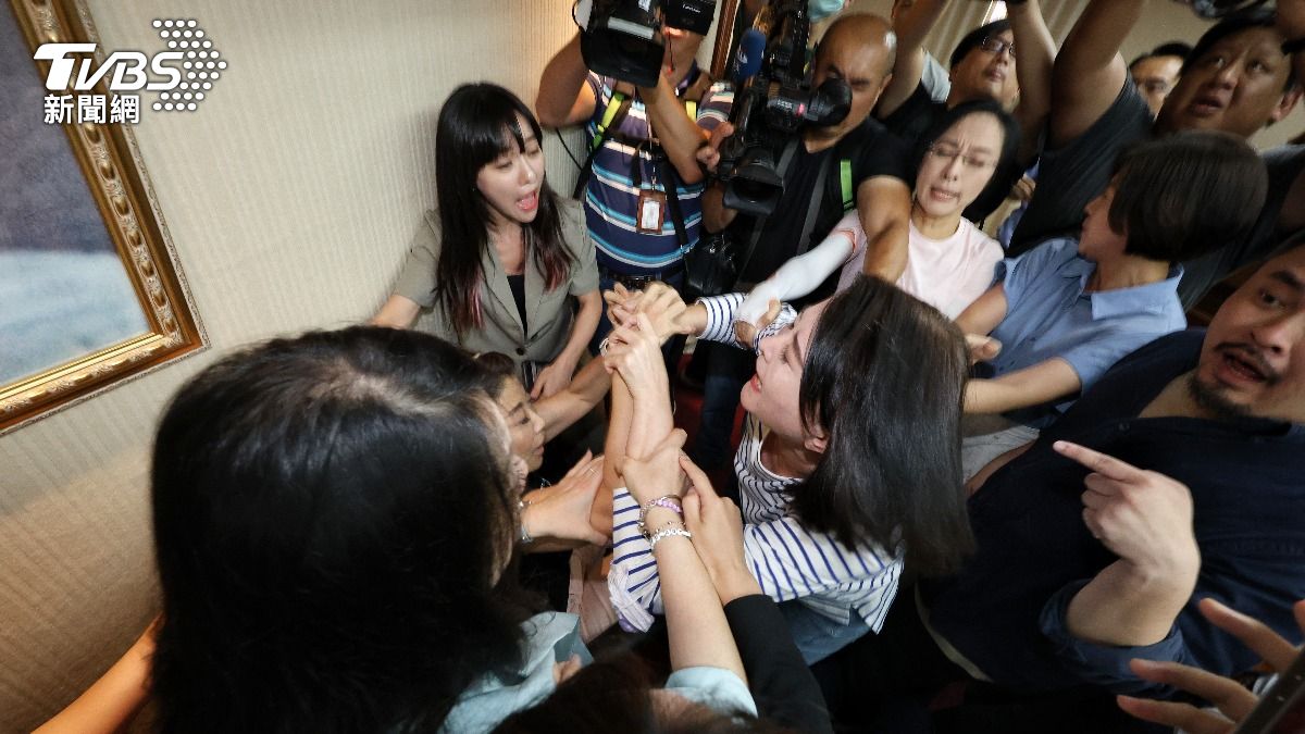 立院藍綠選罷法大戰! 林楚茵控遭王鴻薇「打到下巴濺血」
