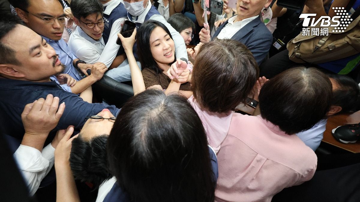 立法院搶椅子大戰,徐巧芯與賴惠員拉扯。(圖/葉志明攝)