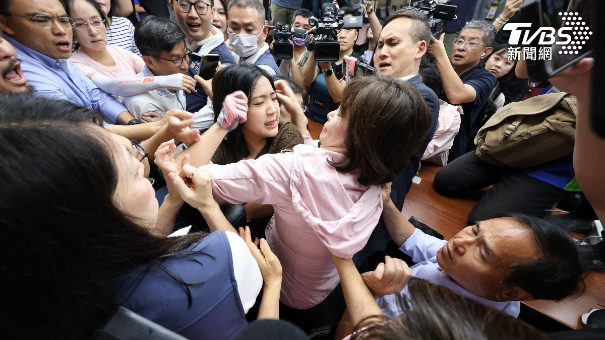 立法院搶椅子大戰,徐巧芯與賴惠員拉扯。(圖/葉志明攝)