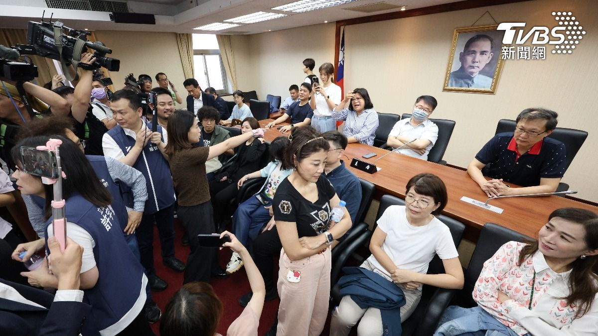 民進黨立委霸佔內政委員會主席台。(圖/葉志明攝)