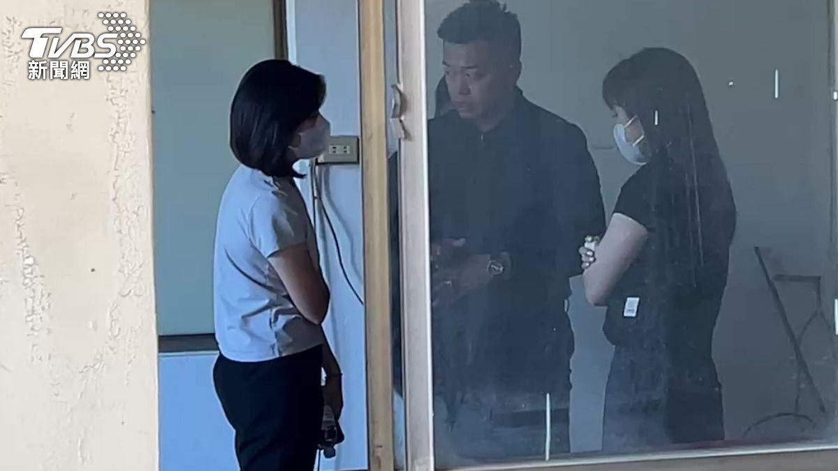 林士傑女兒民進黨議員林依婷(左一)到醫院了解情況。(圖/TVBS)