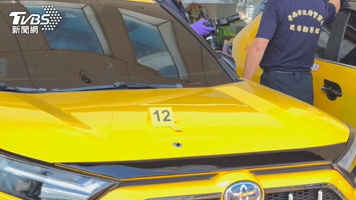 計程車遭流彈波及。(圖/TVBS)