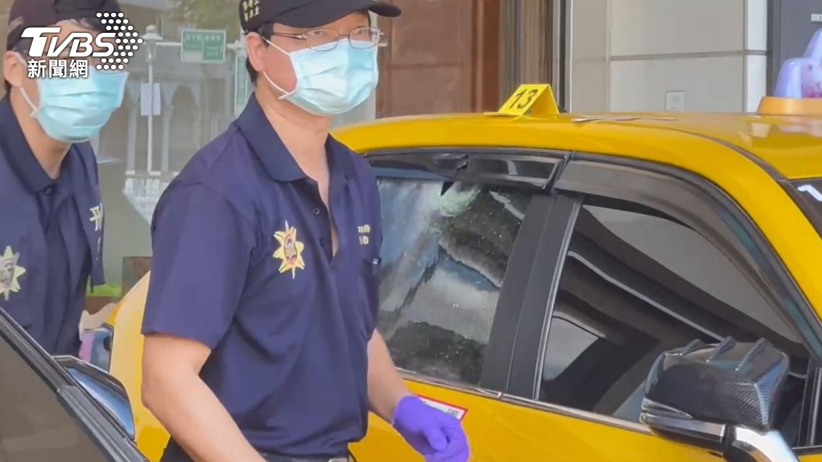 計程車遭流彈波及。(圖/TVBS)