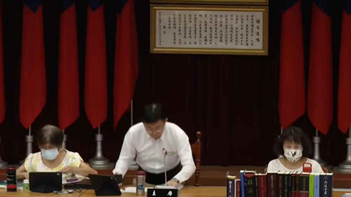 財委會召委郭國文在議事人員宣讀上周會議紀錄後，就直接宣布「休息」，起身離開。（圖／翻攝國會頻道）