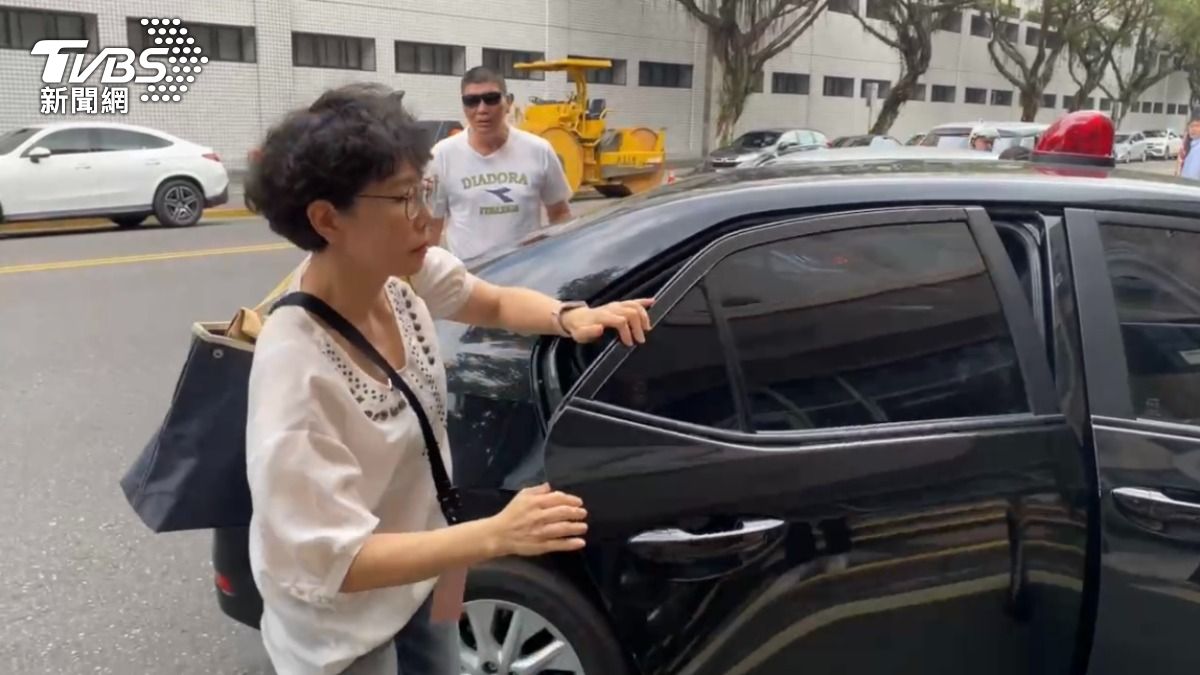 桃園地院派專人將抗告卷宗送抵高等法院。(圖/潘千詩攝)