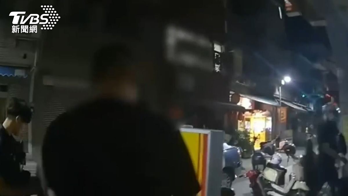 警方逮捕涉案的李男。(圖/TVBS)