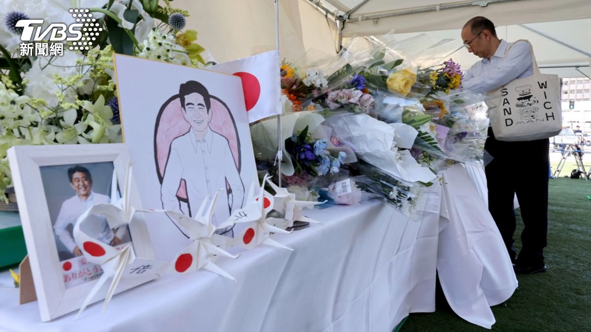 安倍晉三逝世二週年,大批民眾獻花。(圖/達志影像美聯社)