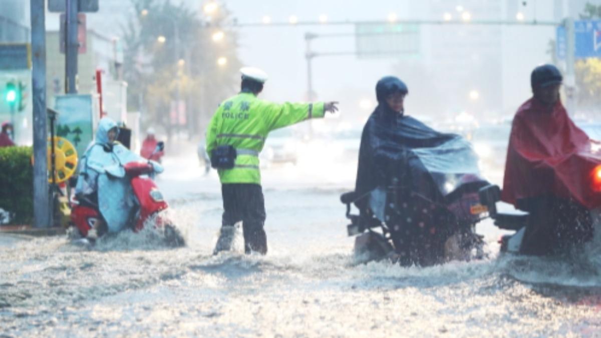 強暴雨侵襲山東。(圖/翻攝自 微博 濟南日報)
