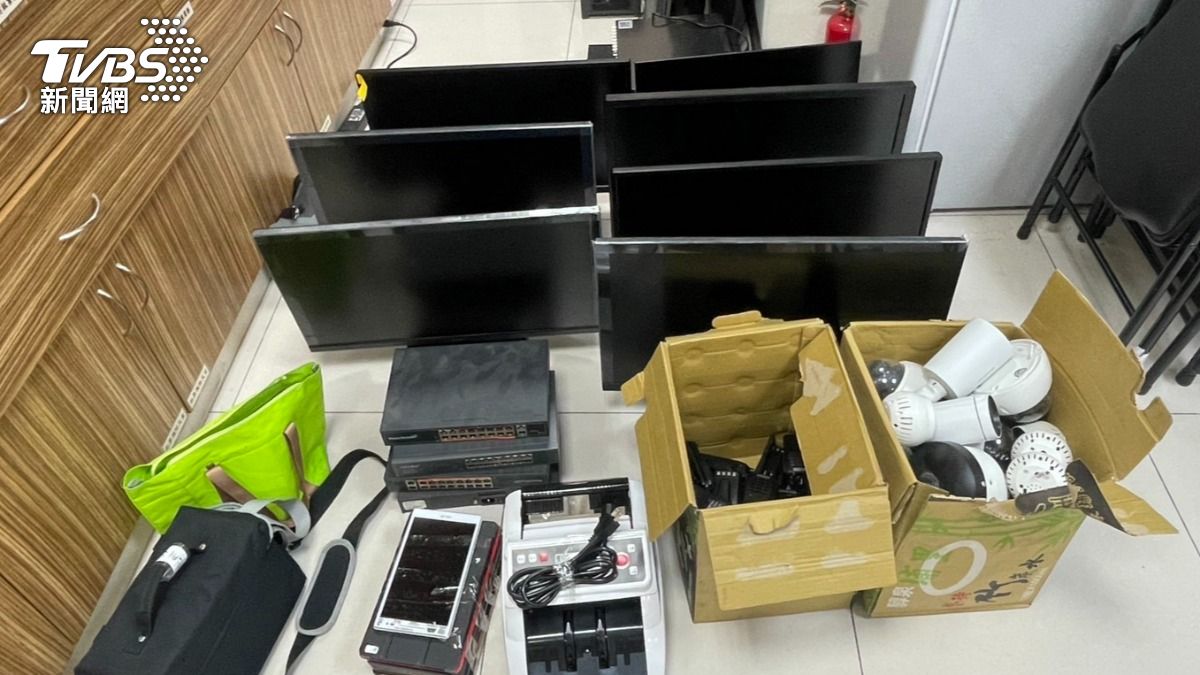 警方查扣監視器、電腦主機等證物。(圖/TVBS)