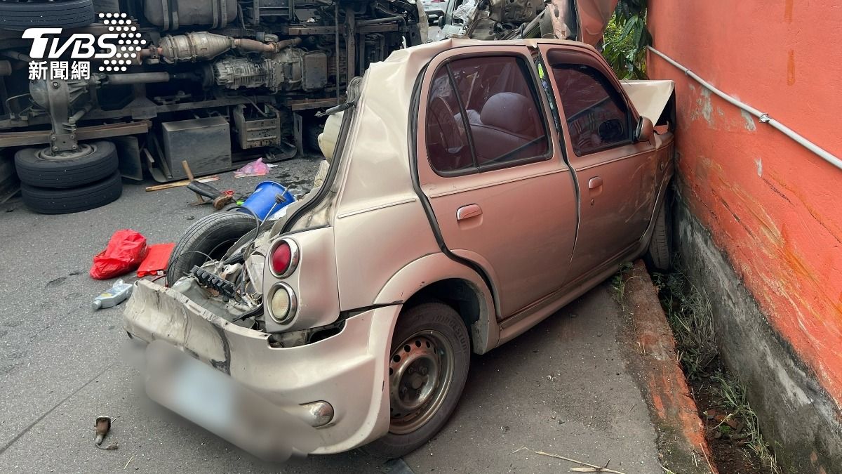 驚悚！新北大貨車失控撞3車側翻　無辜轎車「車身削去一半」