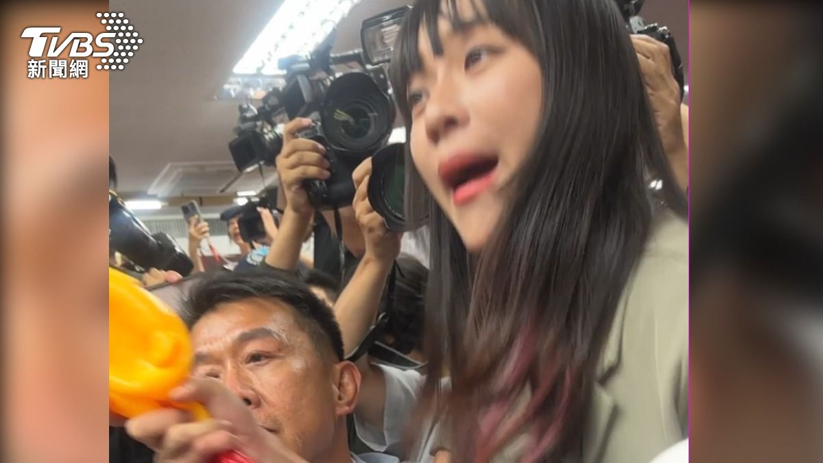 國民黨立委陳玉珍與民進黨立委黃捷發生肢體衝突。(圖/林茜妤攝)