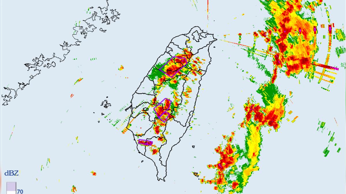 天氣/國家警報響了!雨區北移大雷雨狂轟雙北 17縣市大雨特報