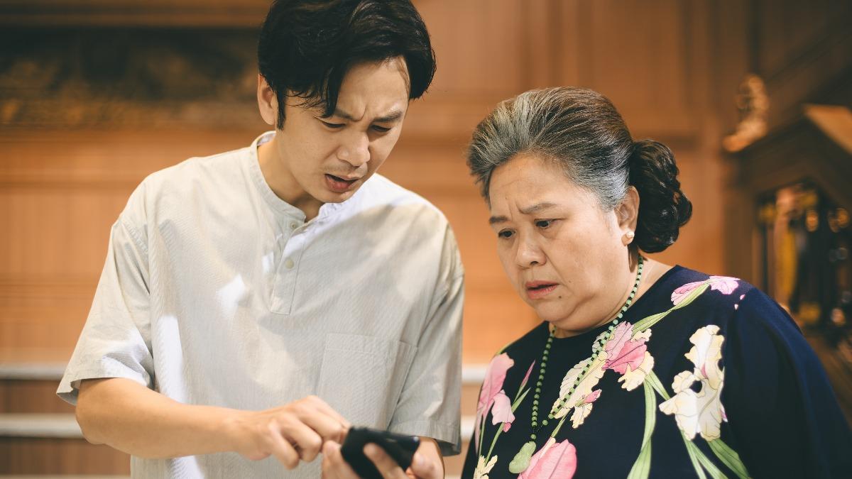 鍾欣凌(右)送分店給小孩,換取張書偉離婚。(圖/公共電視提供)