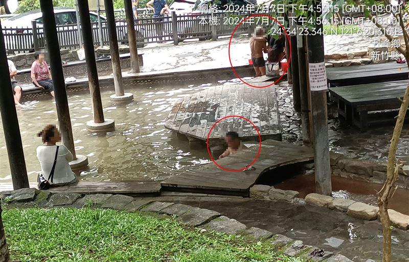 現場除了有泡腳民眾外，還有2名裸著上半身的阿北「整個人浸在池中」。（圖／翻攝自臉書社團爆料公社二社）