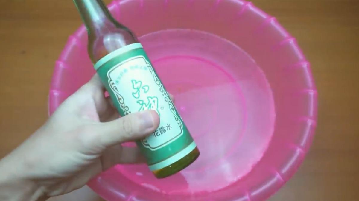 有網友分享,在濕毛巾中添加「明星花露水」會讓吹出來的風更涼。(圖/翻攝自YouTube頻道妙招小哥)