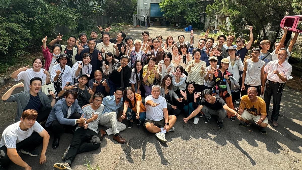 《天道》烈日拍攝,工作人員曬成炭。(圖/三立提供)