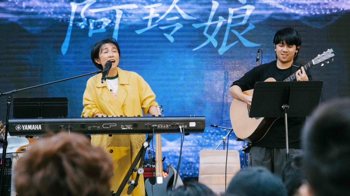 黃韻玲不藏了!愛兒罕見露面帥成這樣 收到「傳家之寶」超驚喜