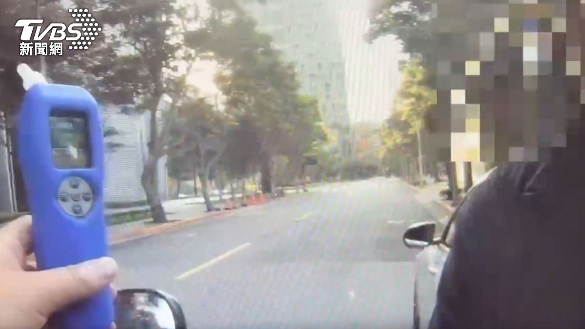 寶弟酒測值高達0.61毫克，當場遭警方逮捕。（圖／TVBS）