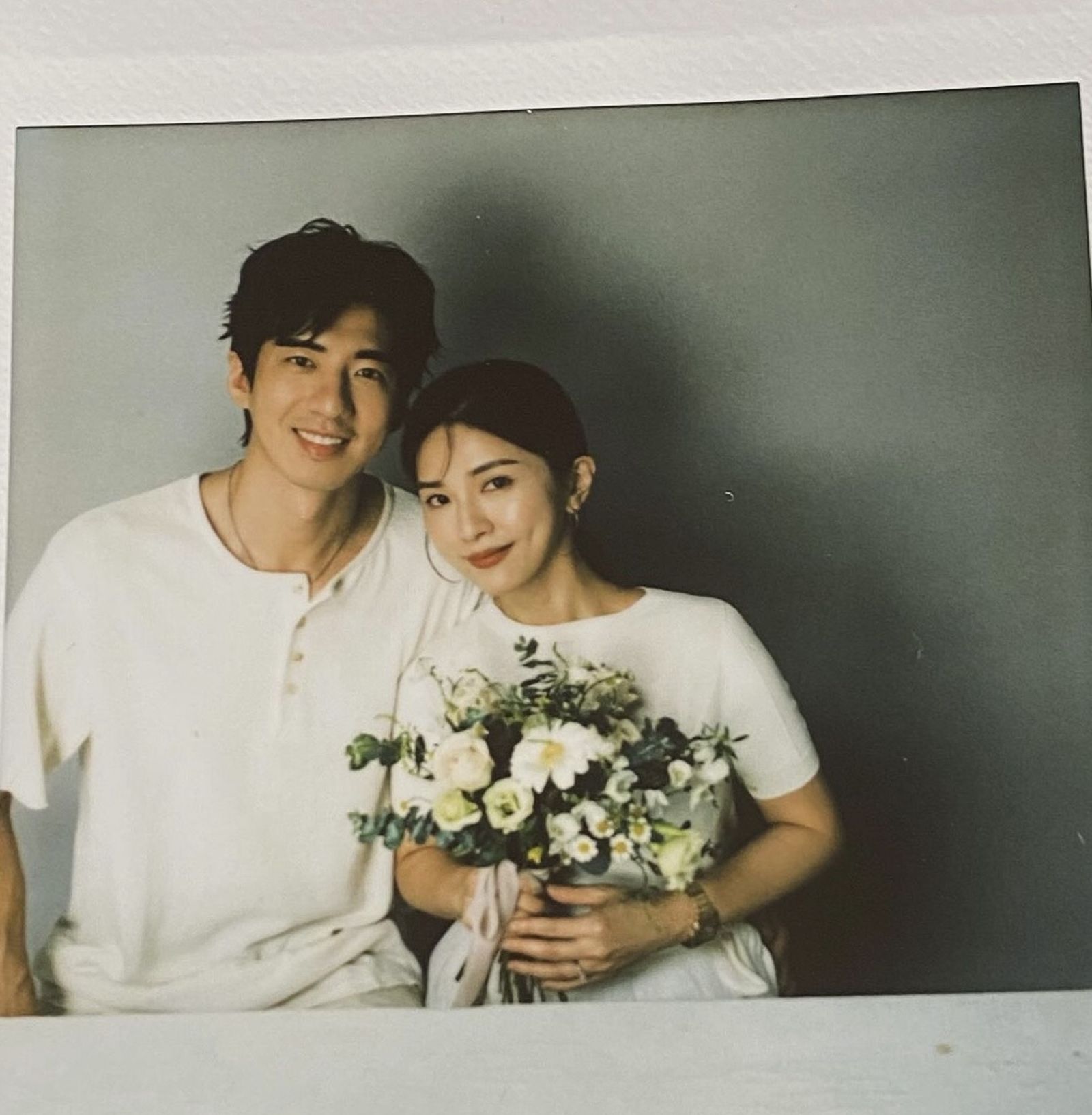 傅孟柏和交往11年的經紀人女友安安結婚。(翻攝自傅孟柏臉書)