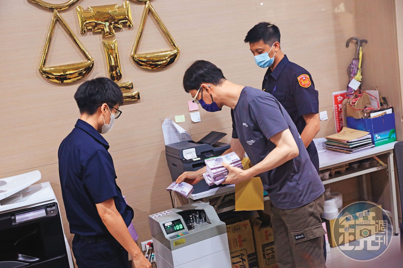 鄭文燦親友帶著500萬元前來法院辦保,由法警戒護協助點鈔作業。(圖/鏡週刊提供)