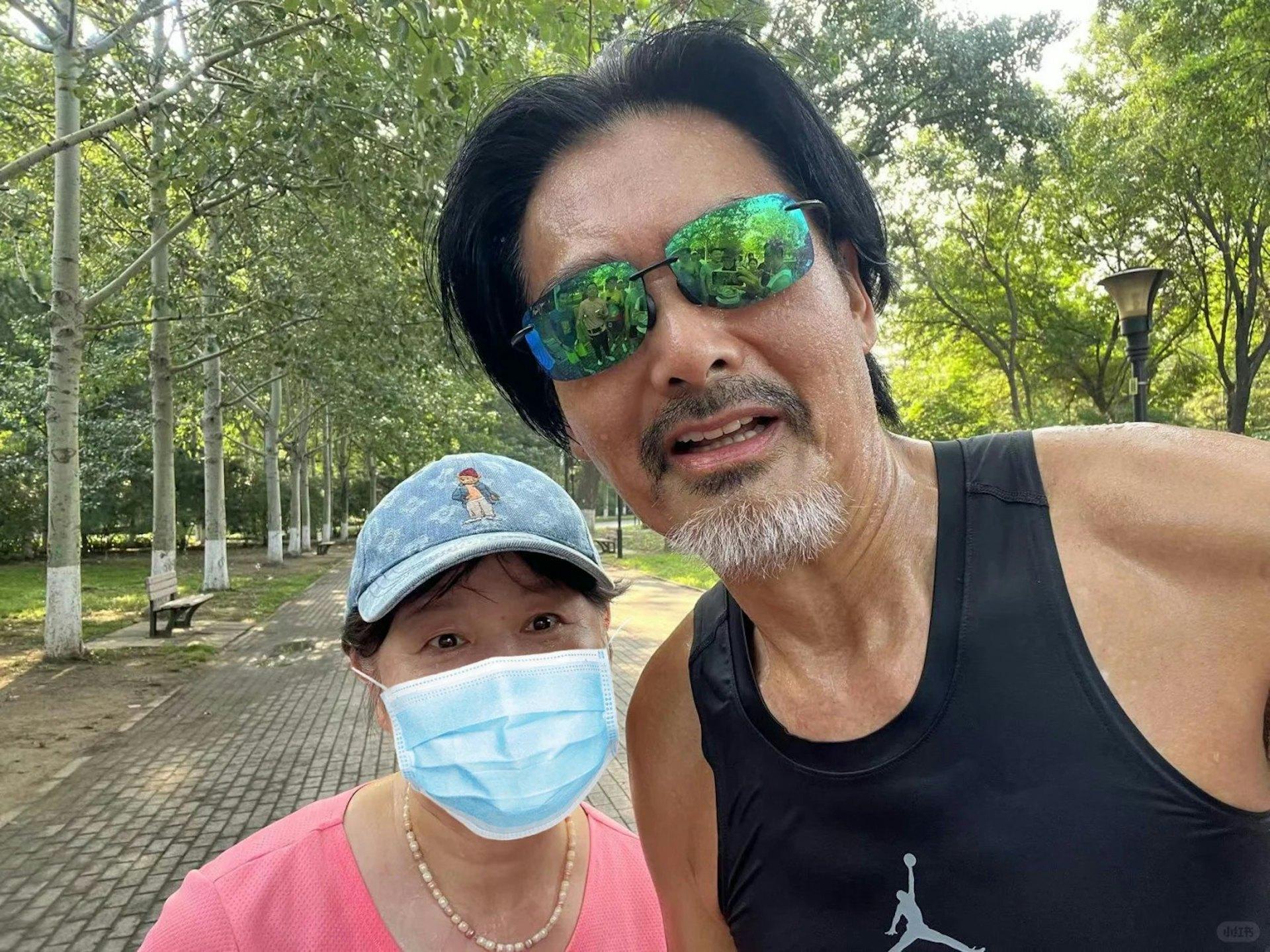 發哥近日現身北京朝陽公園跑步,被不少當地市民成功捕獲。(圖/翻攝自小紅書)