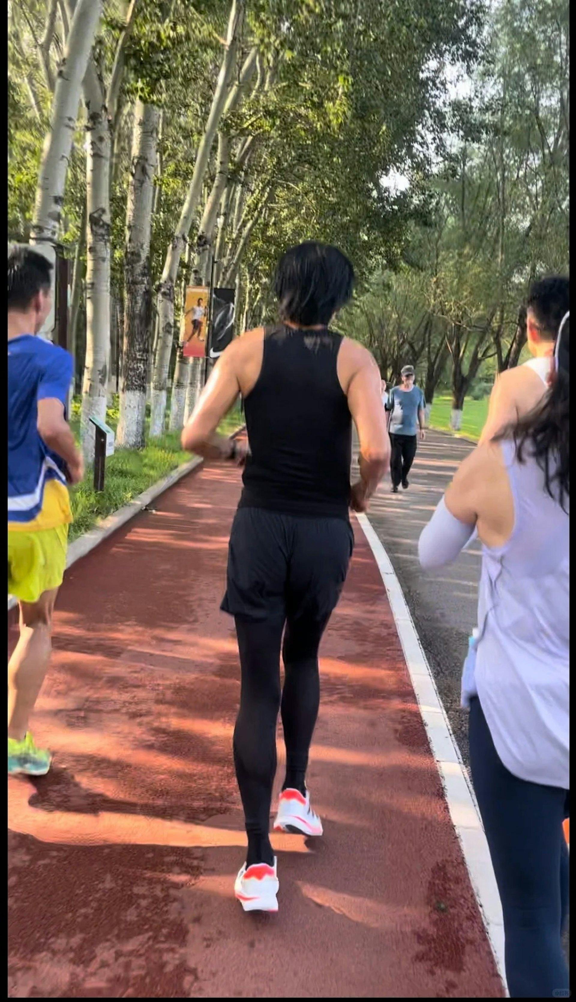 大家都跟著發哥跑。(圖/翻攝自小紅書)