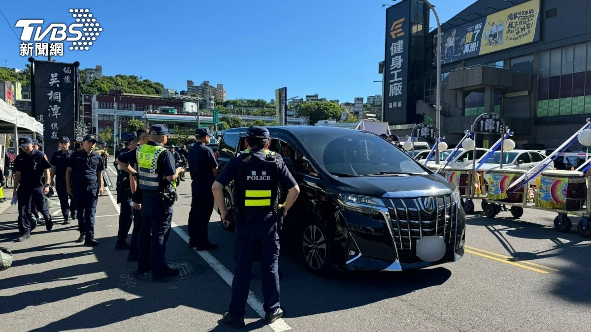 百輛勞斯萊斯、阿法送行!天道盟發起人吳桐潭告別式 7百警戒備