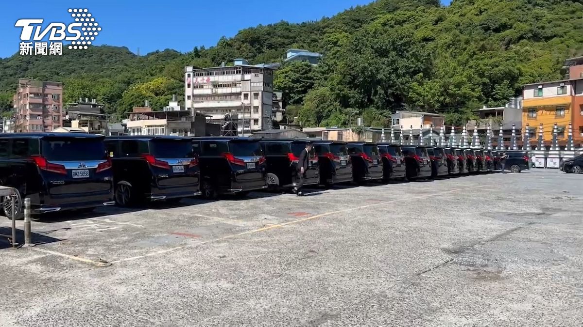 天道盟發起人吳桐潭告別式排場盛大，預計有上百輛「阿法」送行。（圖／TVBS）