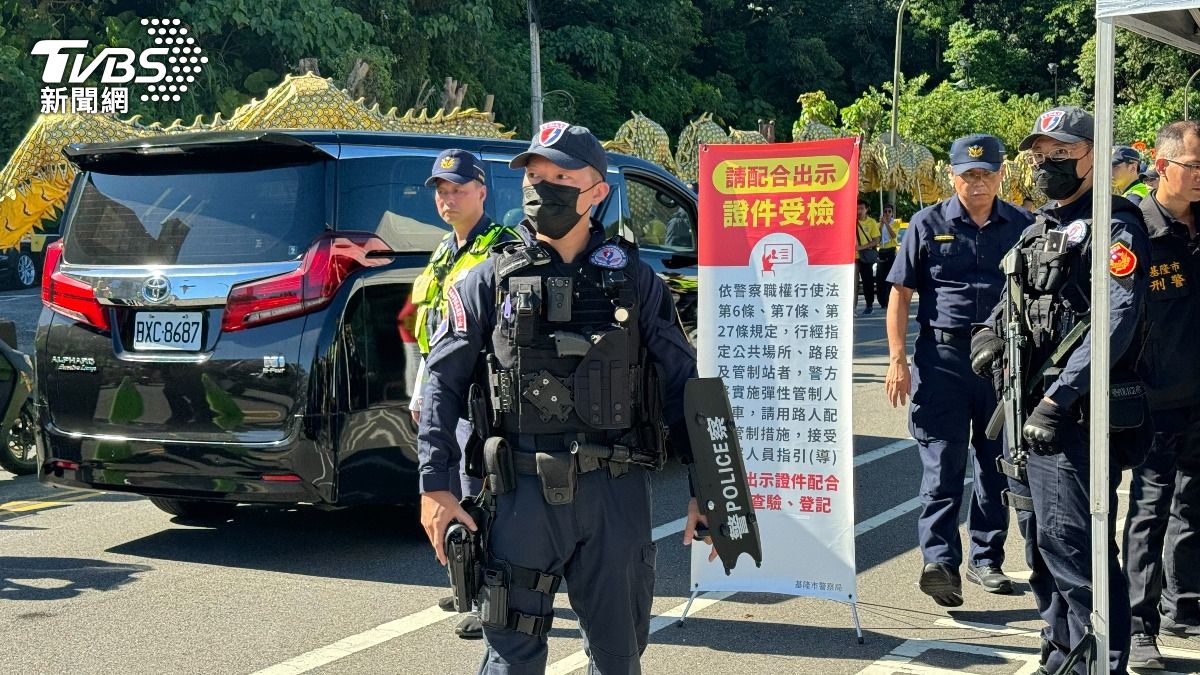 警方荷槍實彈警戒。（圖／TVBS）