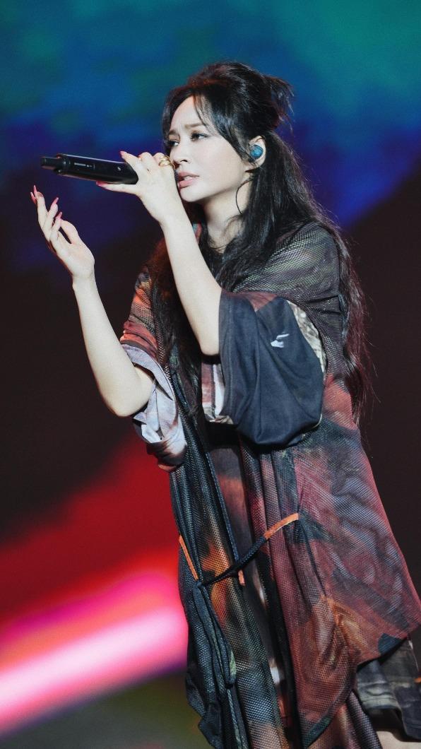 Faye形容求學時為了愛情摔得頭破血流。(圖/亞神音樂提供)
