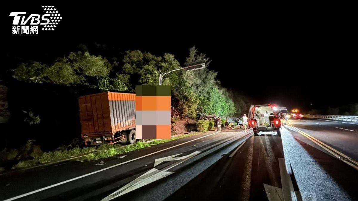 曳引車失控衝往對向後自撞山壁。(圖/TVBS)