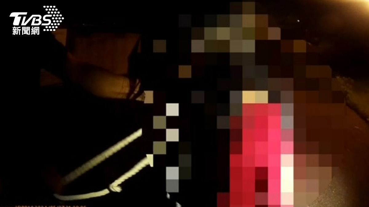 警方協助女子。(圖/TVBS)