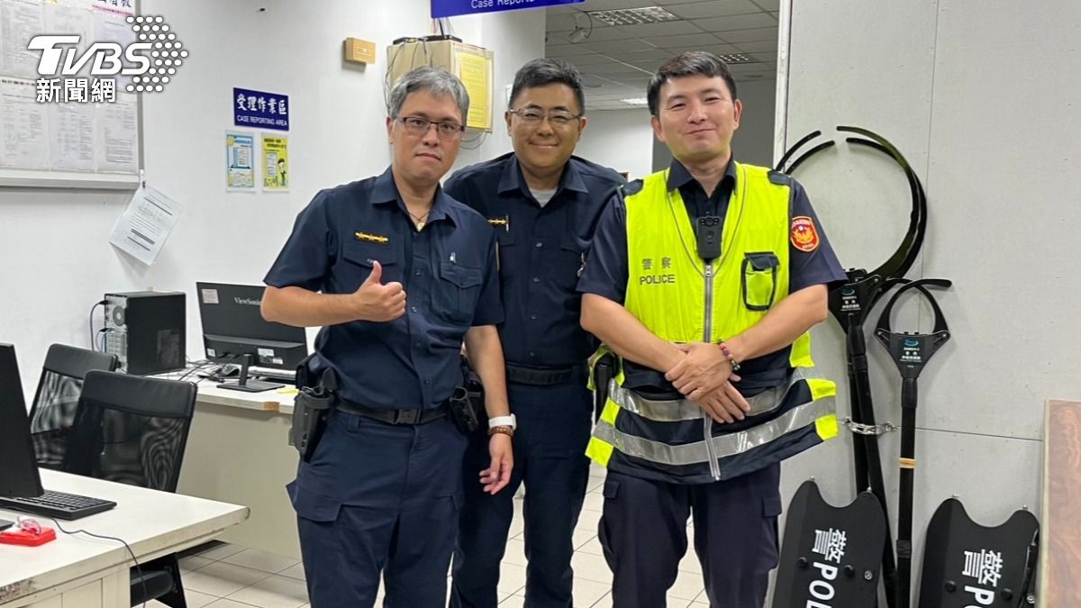北投分局大屯派出所巡佐閻學禮(中)、警員駱伯揚(右)、方智弘順利阻止輕生的女子輕生。(圖/TVBS)