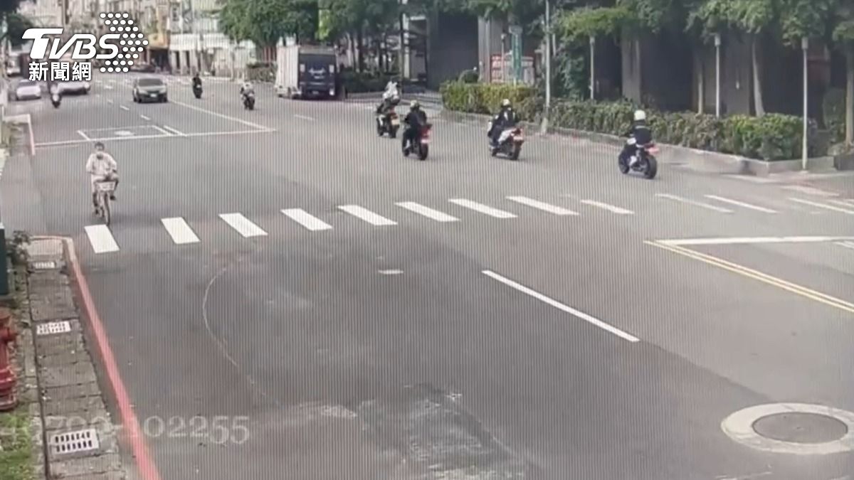 重機車隊呼嘯而過。(圖/TVBS)
