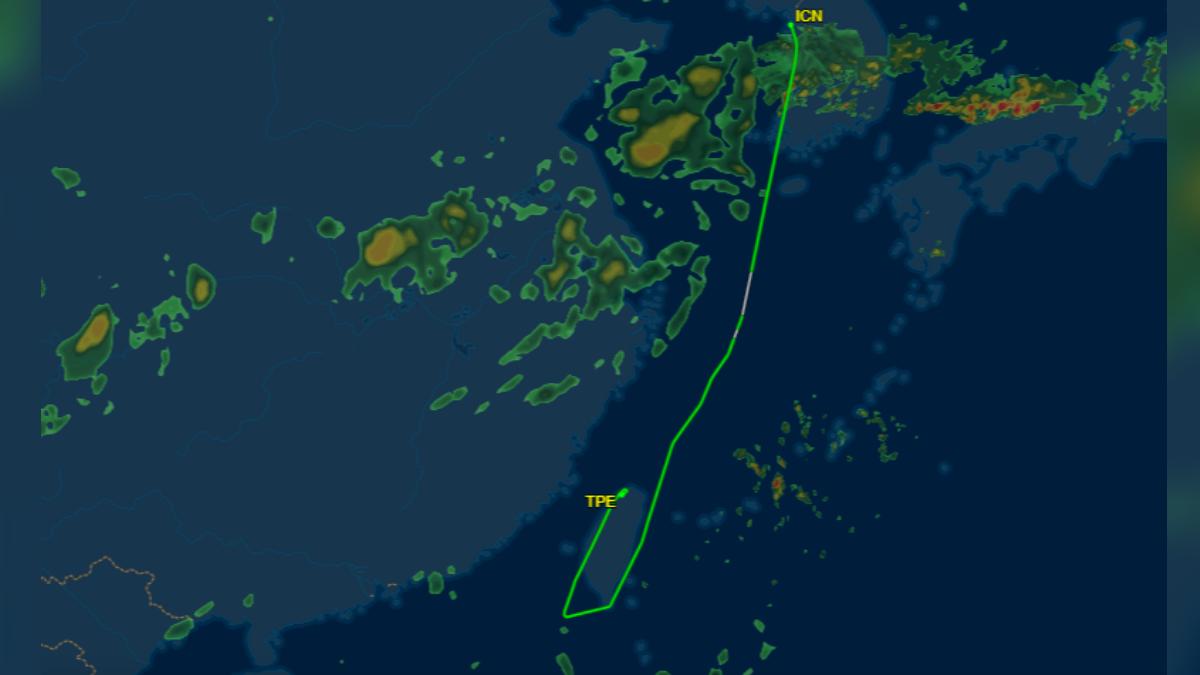前往越南硯港真航空LJ081號班機,因飛行途中發現機體異常,深夜約11時55分轉降台灣桃園國際機場。(圖/擷取自zh-tw.flightaware.com)